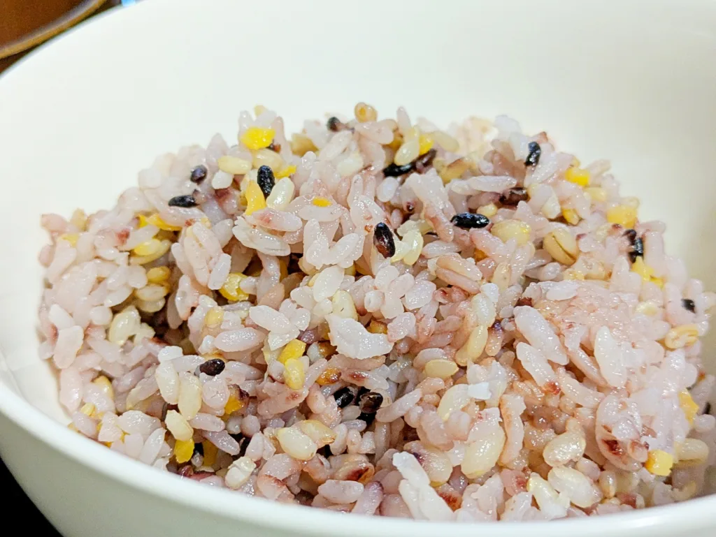 炊いたあとの雑穀米。赤みがかっている。