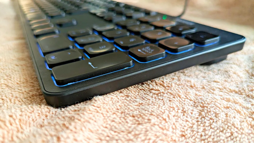 Arteckキーボード(HA305-3B)の薄さ。